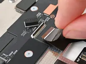 Установка кабеля средней панели ноутбука Framework 16