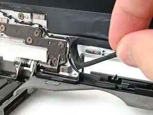 Удаление дисплея ноутбука Framework 16 (в открытом состоянии)