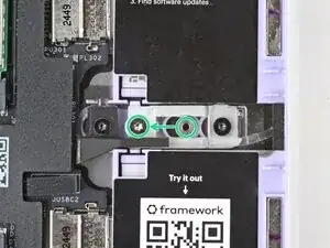 Установка замка карты расширения ноутбука Framework 12