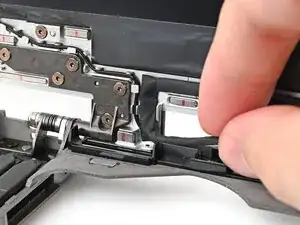 Удаление дисплея ноутбука Framework 16 (в открытом состоянии)