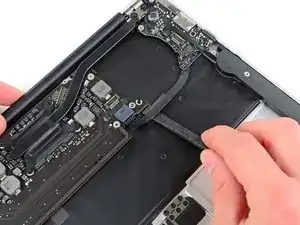 Замена платы логики MacBook Air 11" середины 2011 года