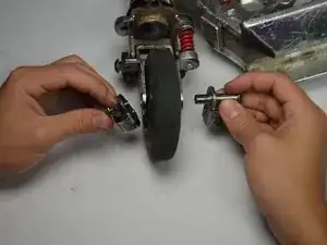 Замена переднего колеса JD Razor 2000