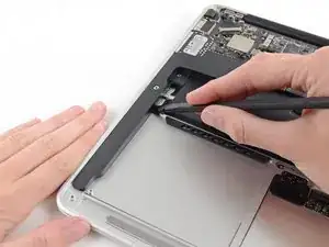 Замена правого динамика MacBook Air 13" Mid 2013