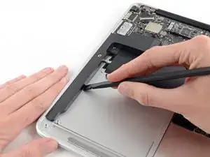 Замена правого динамика MacBook Air 13" Mid 2013