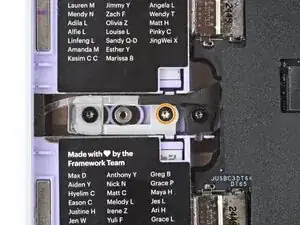 Установка замка карты расширения ноутбука Framework 12