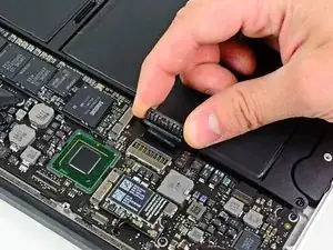 Замена аккумулятора MacBook Air 11" середина 2011 года