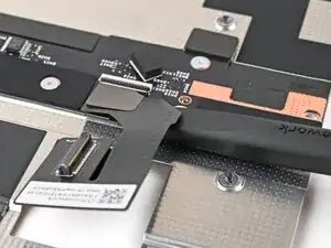 Снятие кабеля средней пластины ноутбука Framework 16