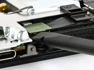 Снятие считывателя карты MicroSD в Nintendo Switch 2