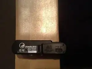 Замена батареи камеры Panasonic DMC-FX07