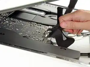 Замена кабелей сборки дисплея iMac Intel 21.5" EMC 2805