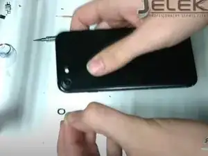 Замена стекла крышки камеры iPhone 7