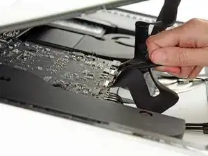 Замена кабелей сборки дисплея iMac Intel 21.5" EMC 2805