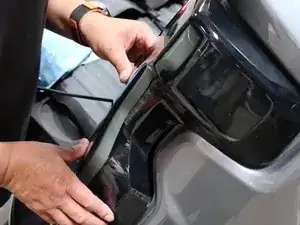 Замена заднего фонаря Chevrolet Silverado 2021