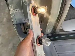 Замена лампочки заднего фонаря Chevrolet Trailblazer 2002-2009