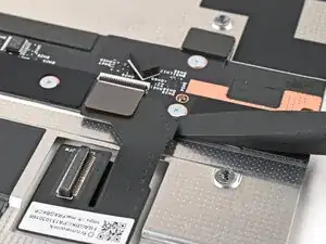 Снятие кабеля средней пластины ноутбука Framework 16