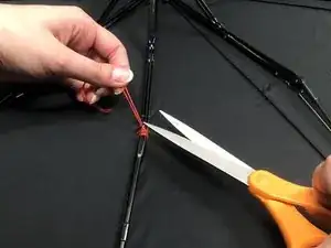 Как прикрепить металлическую спицу к тканевой панели зонтика