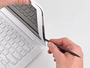 Замена фронтальной рамки дисплея MacBook Unibody модель A1342