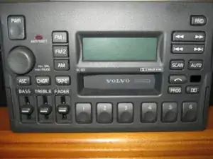 Замена MP3-проигрывателя в Volvo 850 с поддержкой iPod, iPhone, карты памяти SD и USB, 1993–1997 гг.