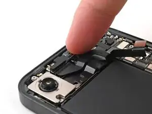 Установка сборки фронтальной камеры iPhone 16e