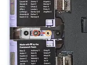 Установка замка карты расширения ноутбука Framework 12
