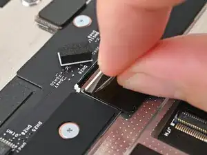 Установка кабеля средней панели ноутбука Framework 16