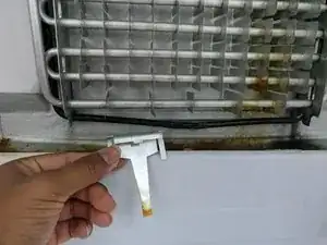 Замена зажимного клипса дренажа испарителя холодильника Samsung