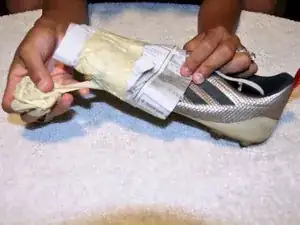 Техника ремонта порванных футбольных бутс